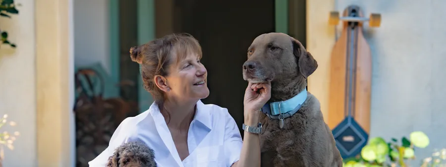 Petra Dürr im vertrauten Blickkontakt mit ihrem Hund Emilio